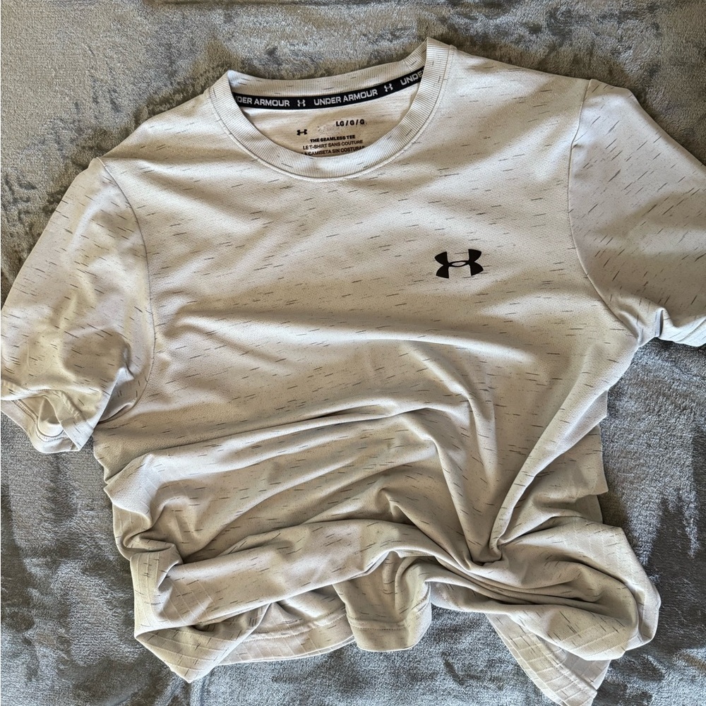 Under Armour Seamless Tee in Light Gray